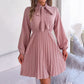 Robe plissée élégante à col noué pour femme
