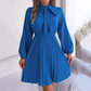 Robe plissée élégante à col noué pour femme