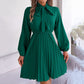 Robe plissée élégante à col noué pour femme