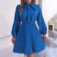 Robe plissée élégante à col noué pour femme