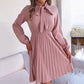 Robe plissée élégante à col noué pour femme