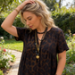Robe léopard 💃 Col V, taille haute, coupe amincissante, jupe fluide, manches courtes respirantes : une élégance sauvage instantanée ! ✨
